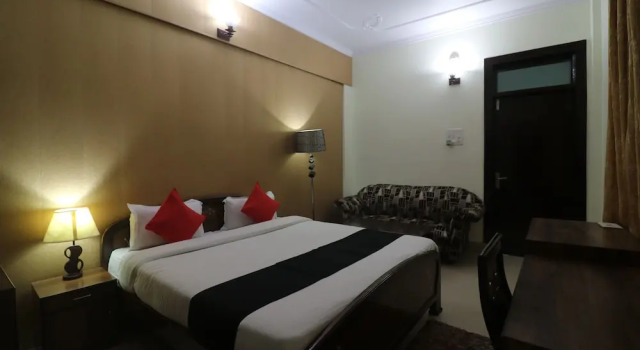 Четырёхместный номер Superior с балконом и с видом на реку Hotel Mandakini