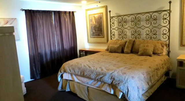 Vegas Oasis Home w/ Pool & Spa: 7 Miles to Strip, Забронировать Отель Саммерлин Лас-Вегас