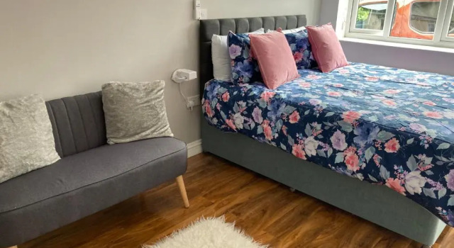 Апартаменты Beechfield House Modern studio self-contained unit with free WiFi and Parking and kitchen area 4m from city centre and castle