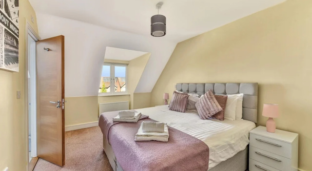 London Heathrow Living Serviced House 4 Bedrooms, 2.5 Bathrooms Up to 9 Beds