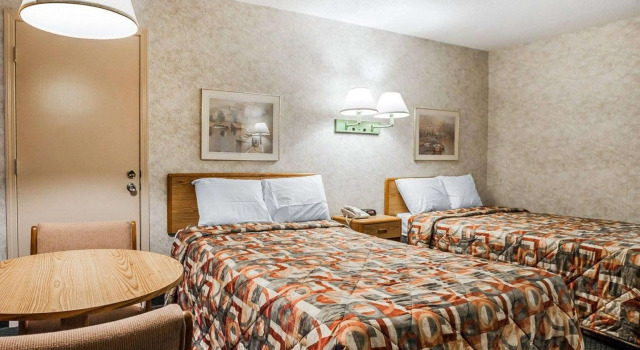 Четырёхместный номер Standard Econo Lodge Jefferson City
