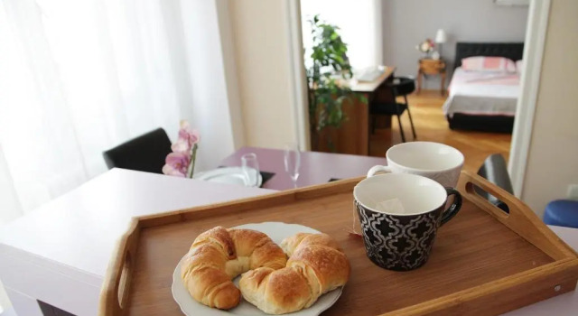 Студия с балконом и с красивым видом из окна London Apartment