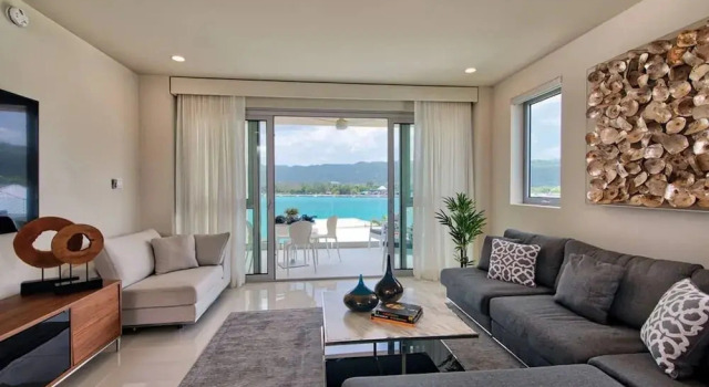 Stylish Paradise Luxury Waterfront Apartment at Soleil Residences