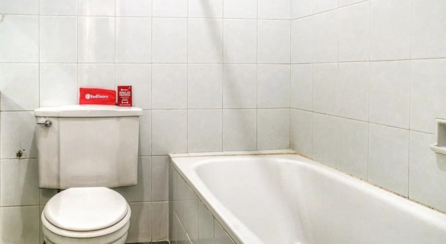 Tulip Hotel by Reddoorz, Prenota Hotel Kebayoran Baru 