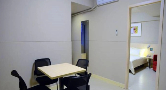 Люкс Business Jinjiang Inn Xianning Yinquan Avenue Hot Spring Hotel