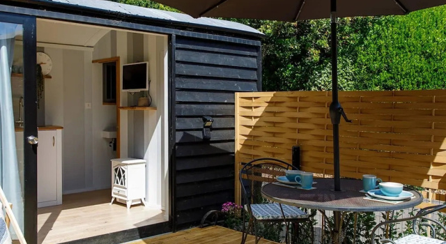 Коттедж Gorgeous Shepherds Hut - Walk to Beach Pub