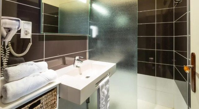 Двухместный номер Superior Hôtel Grand Confort Le Moulin Rouge