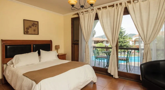 Четырёхместный номер Standard с балконом и с видом на бассейн Hotel Casablanca Spa & Wine