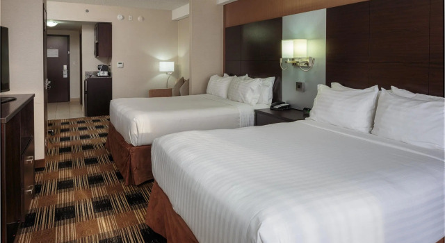 Четырёхместный люкс Holiday Inn Express & Suites Ottawa East-Orleans by IHG
