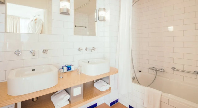 Suite with balcony and with river view Delta Hotel