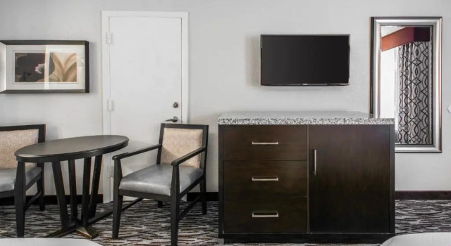 Четырёхместный номер Standard с видом на бассейн Clarion Inn & Suites Across From Universal Orlando Resort