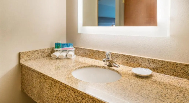 Четырёхместный номер Standard Holiday Inn Express & Suites Rocky Mount Smith Mountain Lake by IHG