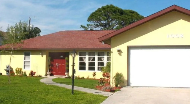 Venice Euclid Home 3 Br Home by RedAwning
