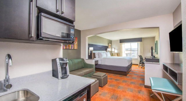 Люкс Holiday Inn Express & Suites Shawnee-Kansas City West by IHG