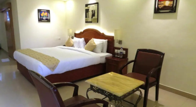 Hotel Rajadhani, Забронировать Отель Отели штата Кералы с парковкой, Парковка