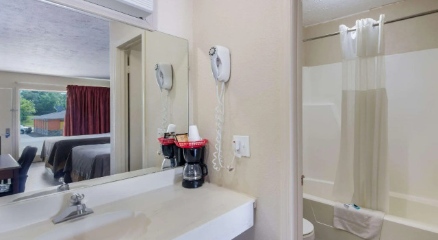 Четырёхместный номер Standard Rodeway Inn
