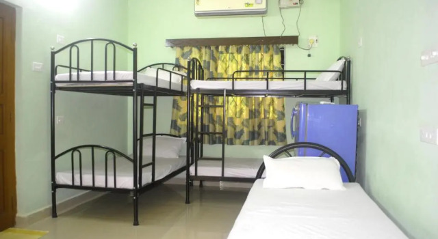 Кровать в общем номере Joe And Mariettas Guesthouse