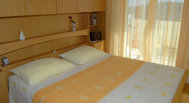 Apartment Ante - with large terrace : A1 Primosten, Riviera Sibenik, Забронировать Апартаменты/квартира Примоштен Шибеник