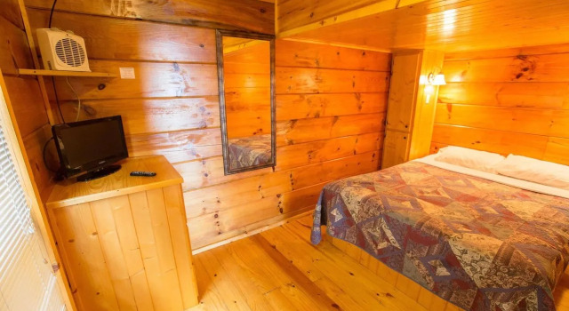 Edinboro Lake Resort Cabins, Rezerwuj Ośrodek wypoczynkowy Edinboro Pensylwania