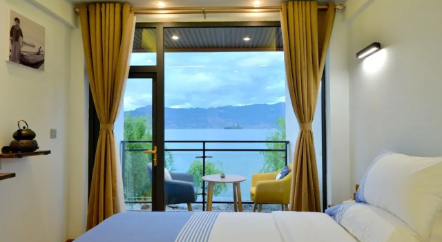 Двухместный номер Deluxe с балконом и с видом на озеро Lijiang Guanlanyue Inn