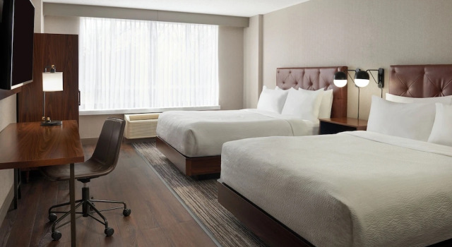 Четырёхместный номер Deluxe Four Points by Sheraton Point Edward Sarnia