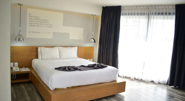 Полулюкс Hotel Perla Central