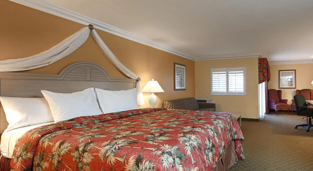 Люкс Best Western Harbour Inn & Suites Huntington - Sunset Beach