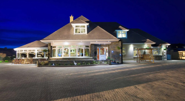 The Tides B&B, Book Bed and Breakfast Hoteller i Ballynaskreena med parkering, Parkering