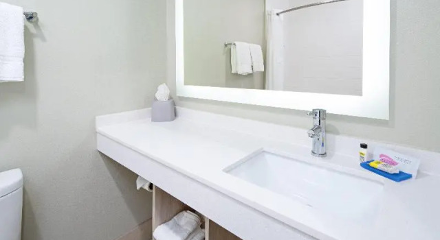 Двухместный люкс Holiday Inn Express & Suites Watsonville by IHG