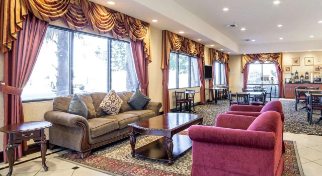 Comfort Inn & Suites Las Vegas - Nellis, Забронировать Отель Норт-Лас-Вегас Лас-Вегас