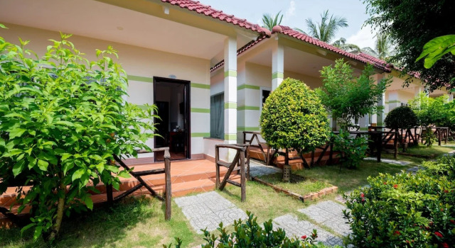 Трёхместное бунгало с балконом и с видом на сад Trung Huynh Bungalow