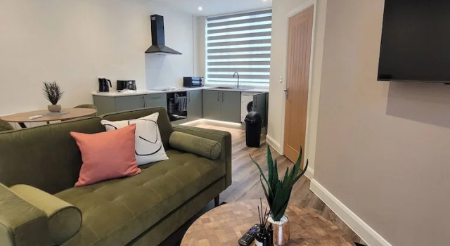 Stylish Central Studio Steps to DMU & LRI