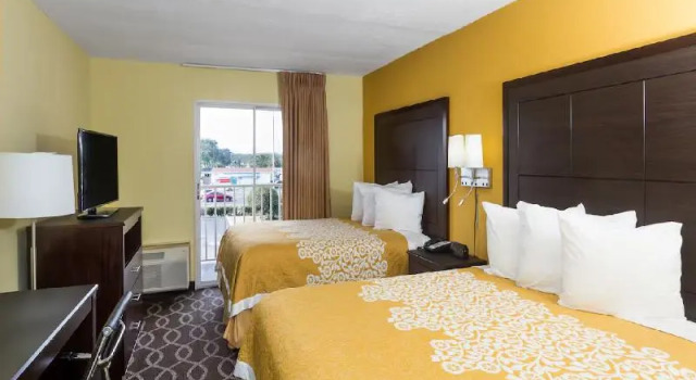 Четырёхместный номер для гостей с ограниченными возможностями Days Inn & Suites by Wyndham Port Richey
