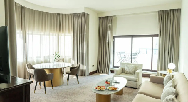 Люкс Executive Отель Majestic Cove Hotel