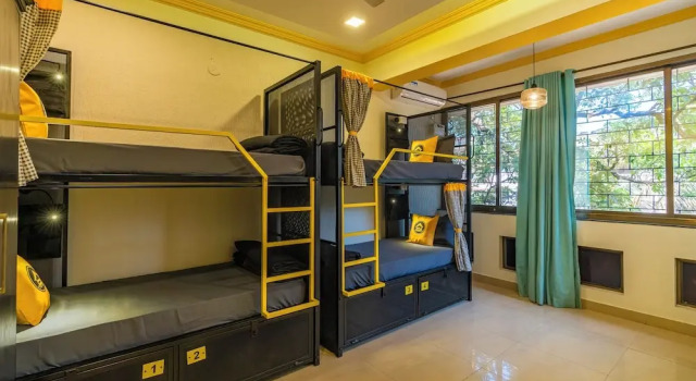 Кровать в общем номере с балконом The Hosteller Goa, Candolim