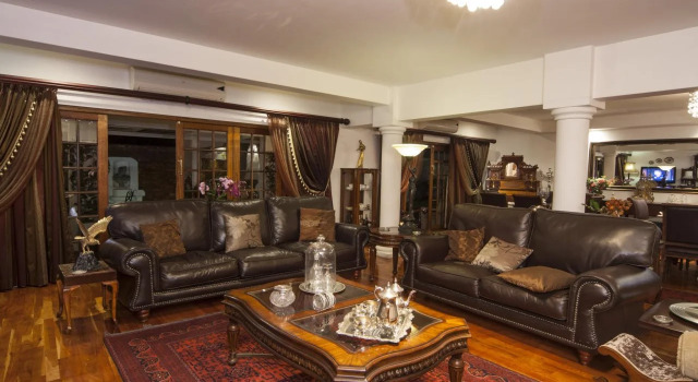 Aristo Manor