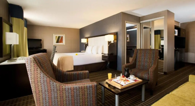 Люкс Holiday Inn & Suites Mississauga West - Meadowvale by IHG