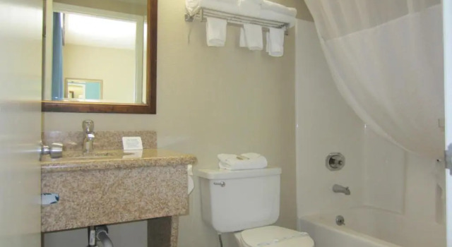 Четырёхместный номер Standard Howard Johnson by Wyndham Santa Cruz