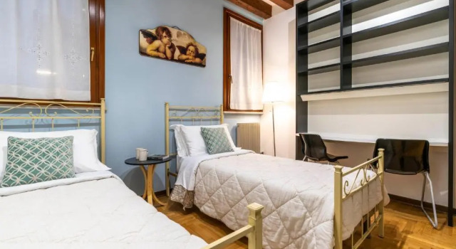 San Marco - 2 Bedrooms with Lift, Забронировать Отель Сан-Марко Венеция, рядом с Accademia Bridge