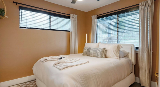 Eastside Keys by Avantstay Bright East Austin Stay + Backyard Dining + Near 6th St and Downtown, Book Feriehus Hoteller i Austin med parkering, nær Downs Park, Parkering