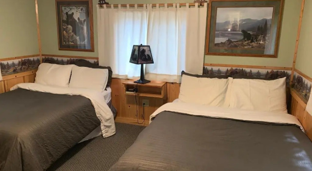 Четырёхместный номер Standard Glacier Haven Inn