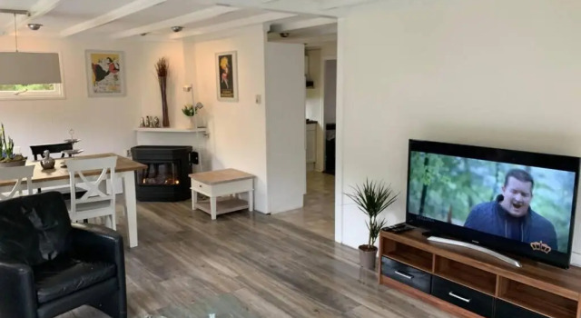 78 m2 double chalet - SAUNA -bubbel HOTTUB veranda-woods--big outdoor woodstove-BBQ, Rezerwuj Chalet Hotele w Veluwe z parkingiem, Parking
