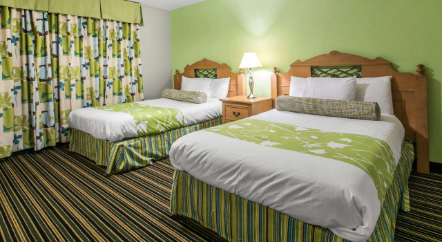 Четырёхместный люкс Rodeway Inn & Suites Winter Haven Chain of Lakes