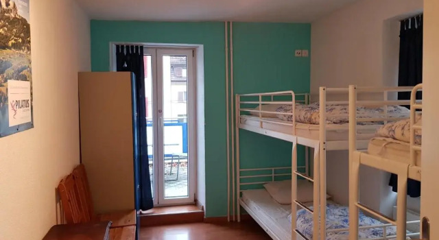 Кровать в общем номере с 5 комнатами Bellpark Hostel