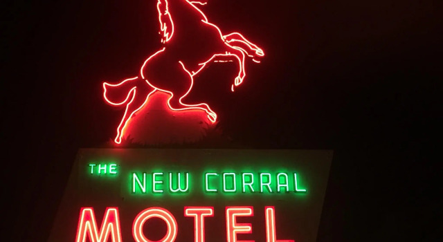 Кровать в общем номере New Corral Motel
