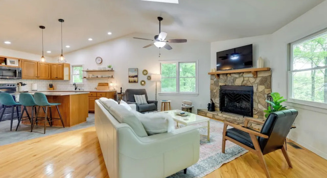 Updated Home w/ Private Hot Tub & Mtn Views!, Забронировать Дом для отпуска Мегги-Вэлли Аппалачи