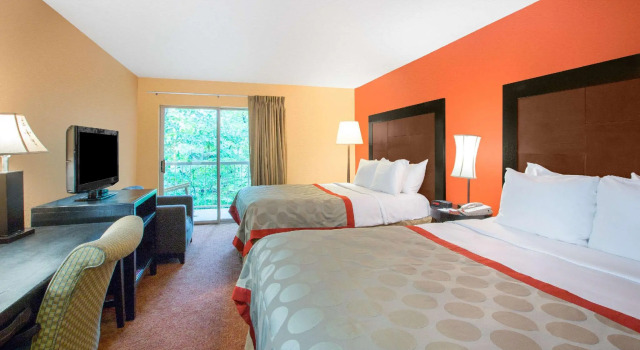 Четырёхместный номер Standard Ramada by Wyndham Maggie Valley