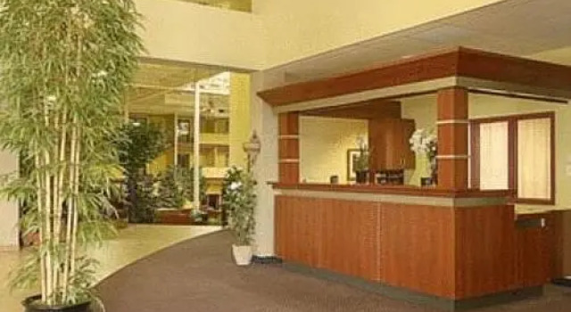 Кровать в общем номере Hotel Le Mirage Blainville