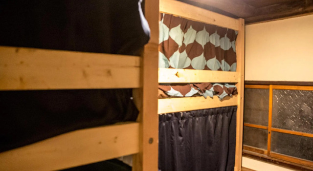 Кровать в общем номере (женский номер) Dot Hostel Nagano