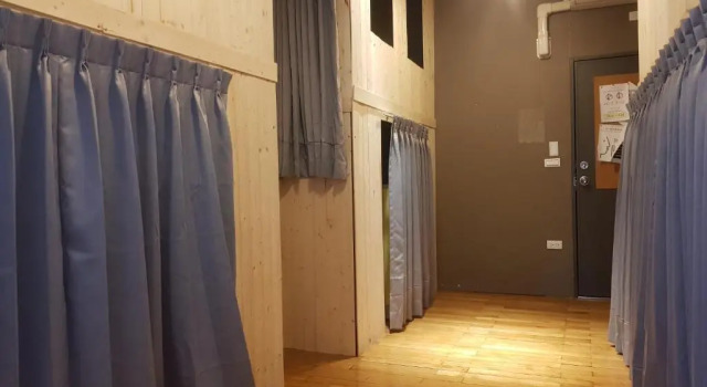 Кровать в общем номере Hostel of Rising SUN